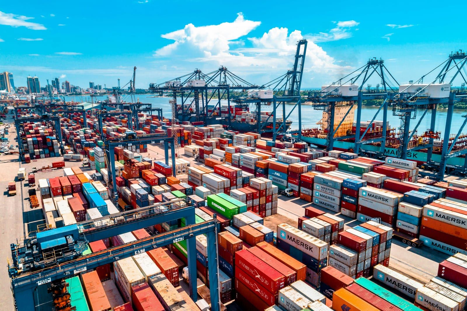 Shipping containers and warehouse representing an FTZ Type 06 ACE filing error